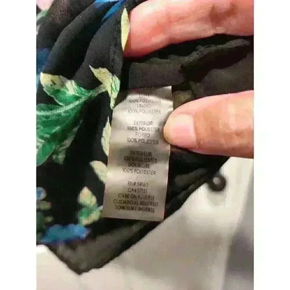 Calvin Klein‎ Light weight BLACK FLORAL V Neck Blouse Top LARGE - Picture 5 of 7